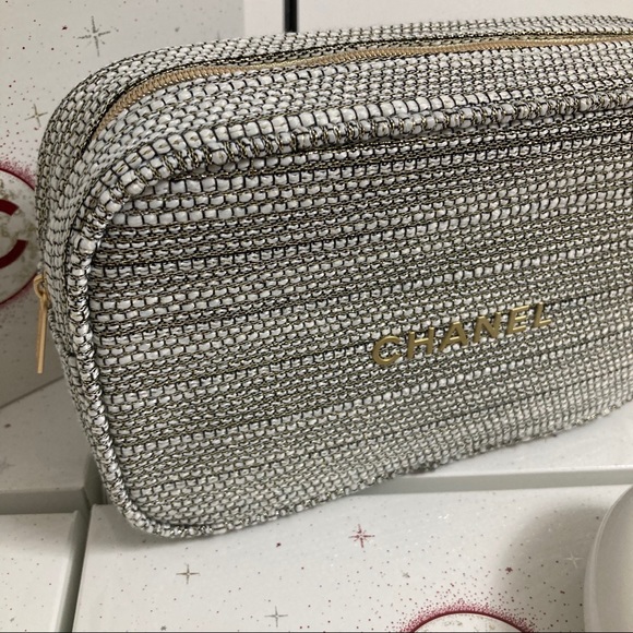 CHANEL HYDRATION ON-HAND
Essentials Set - Picture 2 of 6